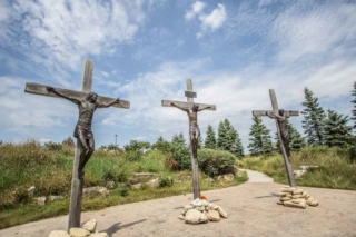 Jesus dies on the cross at Shrine of Christ's Passion in Indiana