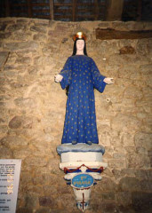 Closeup view of the statue in the barn at Pontmain