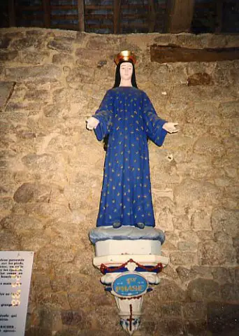Closeup view of the statue in the barn at Pontmain