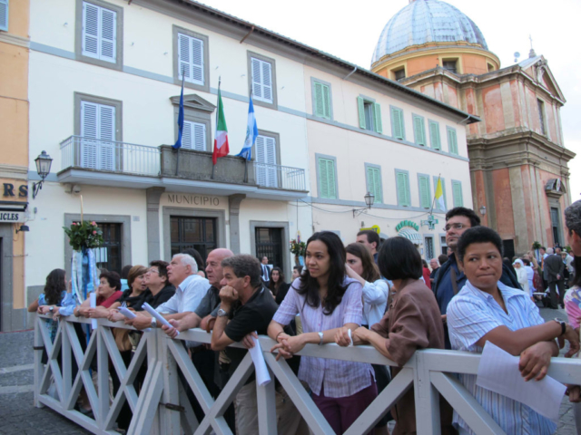 Pilgrims waiting for the Pope to Appear