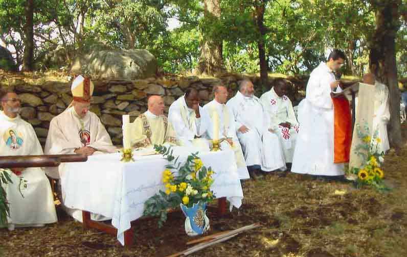 The priests of Sant-Torpez at Mass