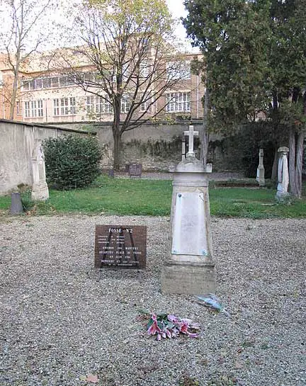 A plaque denotes the location of pit #2 containing the bodies of the victims at Picpus Cemetery in Paris
