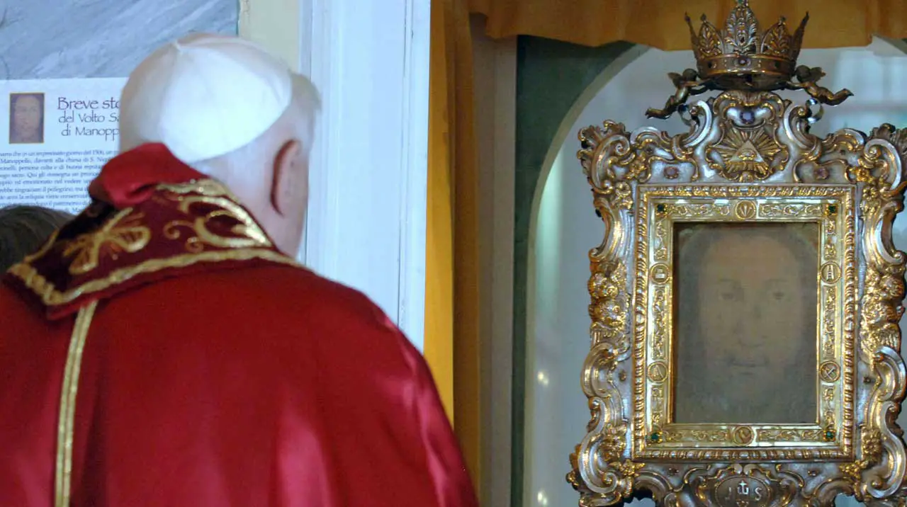 Pope Benedict XVI visit to Manoppello in 2006 to view the Holy Face