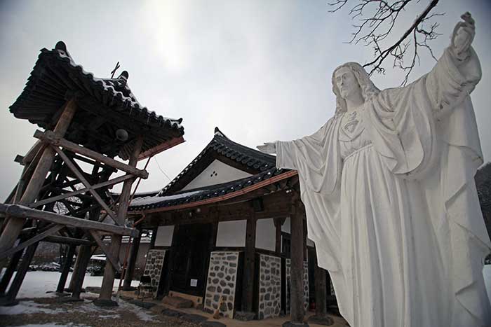 Statue of Jesus Outside the Doejue Catholic Church