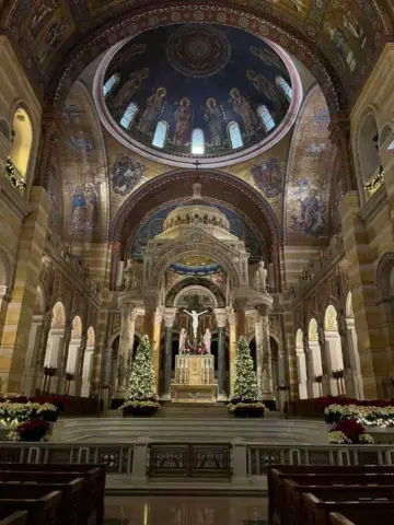 View of the Altar of the basilica of Saint Louis in Missouri during Christmas Season
